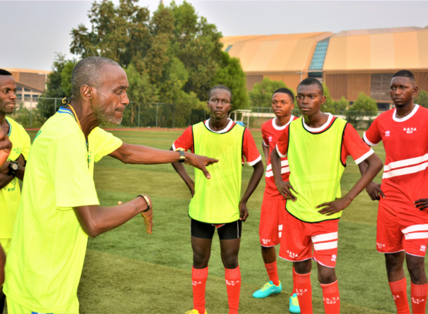 Coach en train d'expliquer